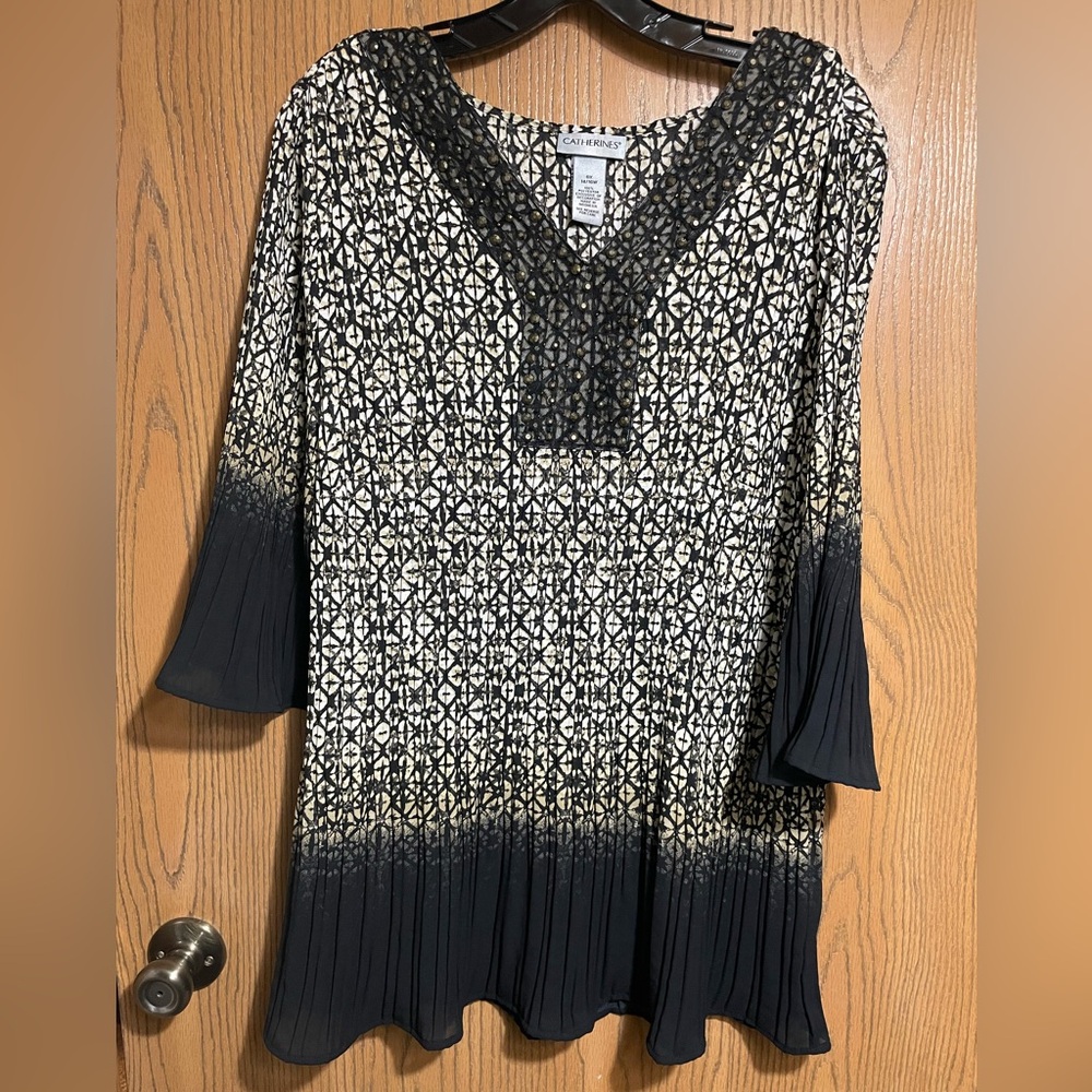 Geometric Print Tunic Top With V-Neck and Beaded Details - Black and Cream